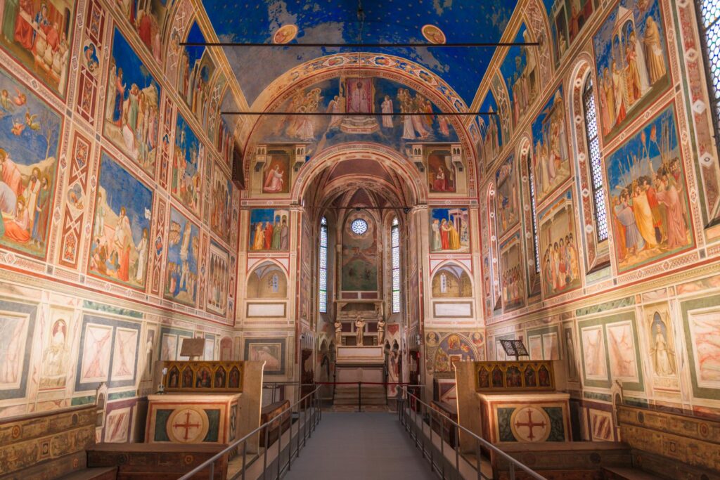 Kaplica Scrovegnich zdobiona jest bezcennymi freskami Giotta, które powstały w ciągu zaledwie dwóch lat, pomiędzy 1303, a 1305 r.