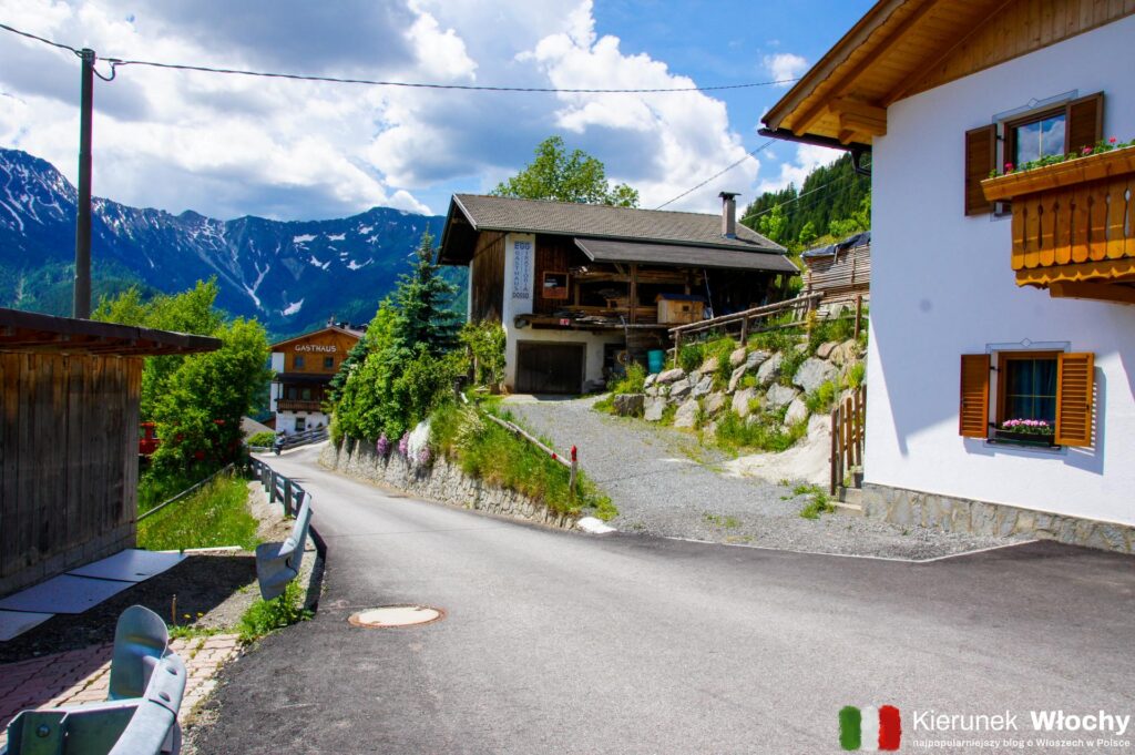 widok z drogi na Penser Joch / Passo di Pennes, Południowy Tyrol, Włochy (fot. Łukasz Ropczyński, kierunekwlochy.pl)