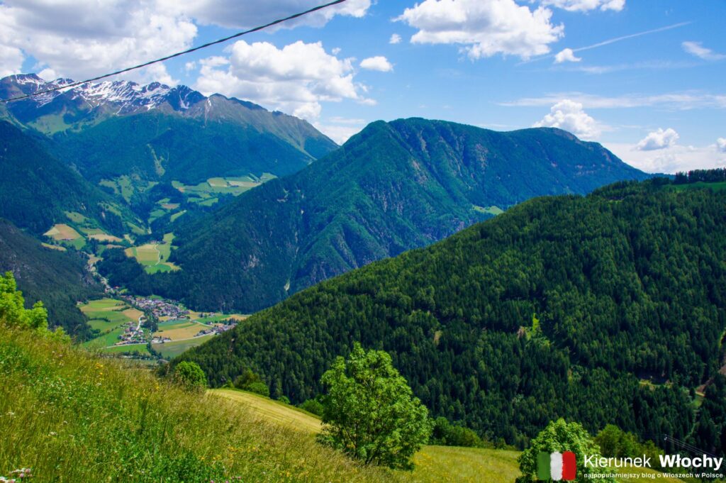 widok z drogi na wioskę Mules, Południowy Tyrol, Włochy (fot. Łukasz Ropczyński, kierunekwlochy.pl)