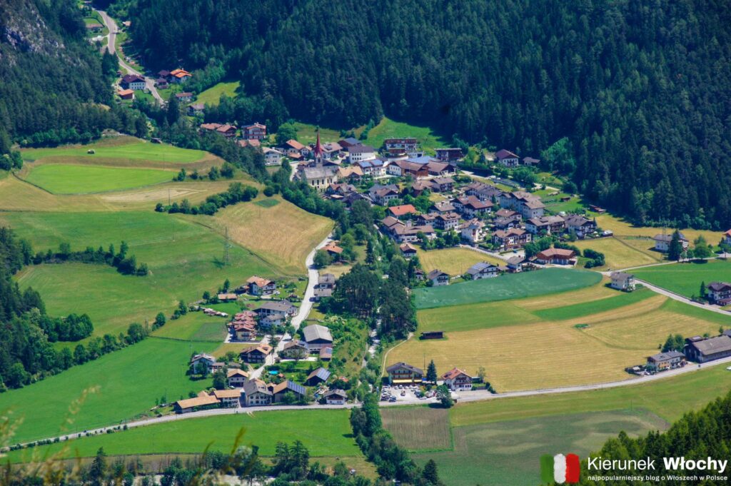 widok z drogi na Penser Joch / Passo di Pennes, Południowy Tyrol, Włochy (fot. Łukasz Ropczyński, kierunekwlochy.pl)