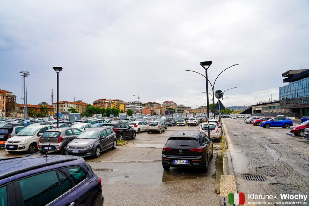 tuż przy dworcu kolejowym i głównej ulicy handlowej znajduje się największy parking w centrum Pescary (fot. Łukasz Ropczyński, kierunekwlochy.pl)