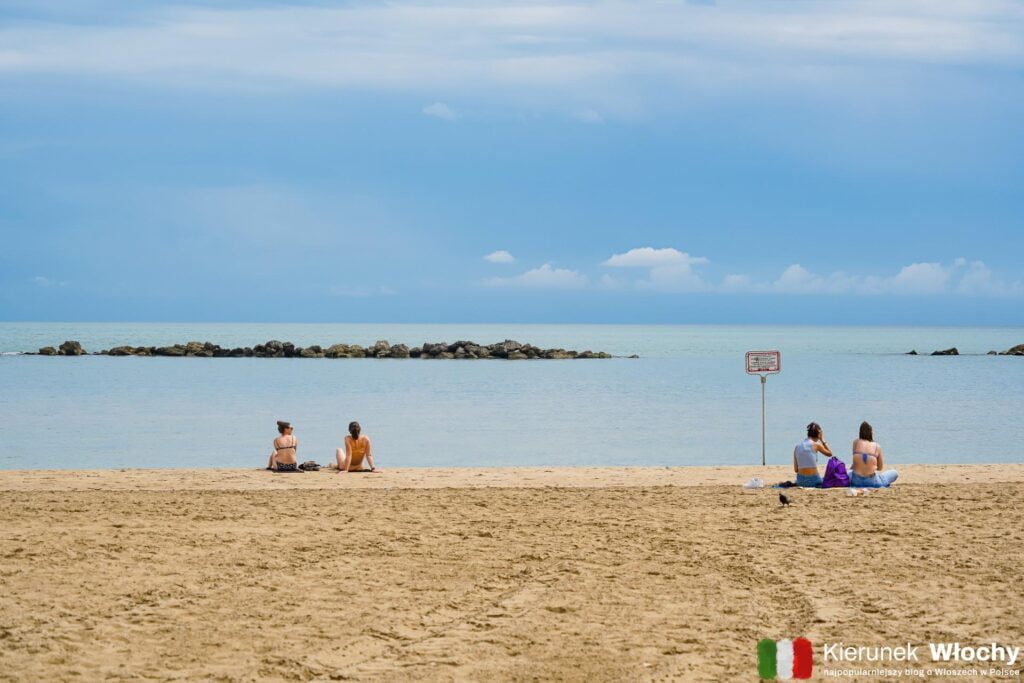 darmowa plaża przy fontannie "La Nave", Pescara, Abruzja, Włochy (fot. Łukasz Ropczyński, kierunekwlochy.pl)