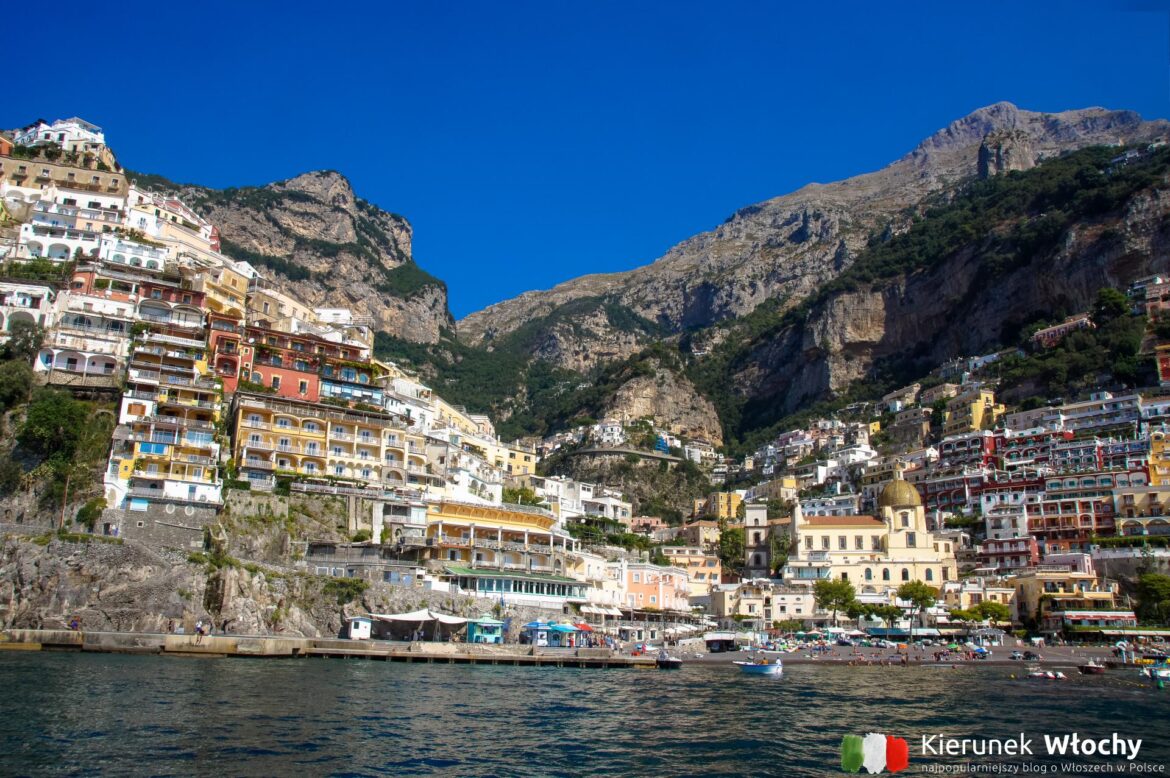 Positano – najbardziej romantyczne miejsce we Włoszech. Jak zaplanować podróż? Co zobaczyć? Gdzie spać i gdzie dobrze zjeść? Na zdjęciu widok na Positano ze statku, Wybrzeże Amalfitańskie, Włochy (fot. Łukasz Ropczyński, kierunekwlochy.pl) Positano – najbardziej romantyczne miejsce we Włoszech. Jak zaplanować podróż? Co zobaczyć? Gdzie spać i gdzie dobrze zjeść? Na zdjęciu widok na Positano ze statku, Wybrzeże Amalfitańskie, Włochy (fot. Łukasz Ropczyński, kierunekwlochy.pl)