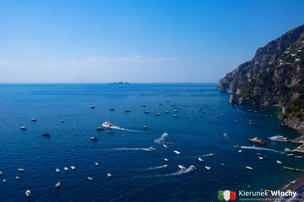 latem na zatoce przy Positano pełno jest łodzi i jachtów, Wybrzeże Amalfitańskie, Włochy (fot. Łukasz Ropczyński, kierunekwlochy.pl)