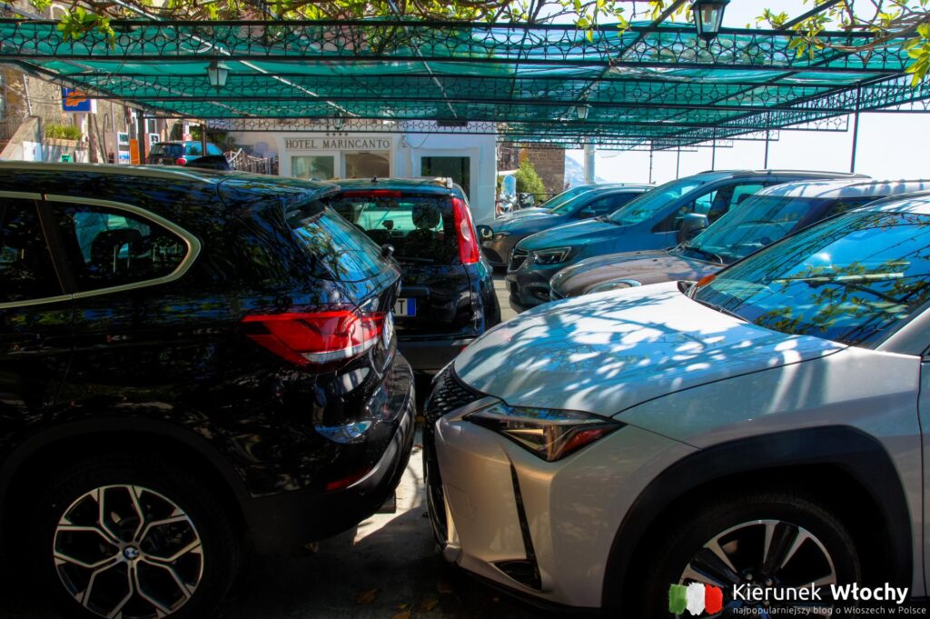 parking przed hotelem Marincanto**** w Positano, tutaj kluczyki od samochodu trzeba zostawić parkingowemu i podobnie jest na innych parkingach w miasteczku (fot. Łukasz Ropczyński, kierunekwlochy.pl)