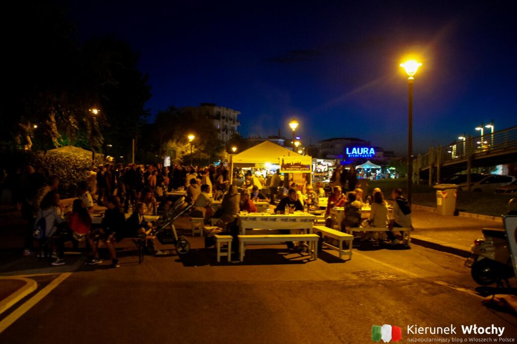 w czasie wakacji na ulicach odbywają się imprezy z lokalnymi przysmakami (fot. Łukasz Ropczyński, kierunekwlochy.pl)