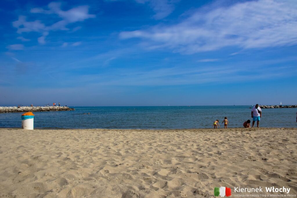 jedna z kilkunastu bezpłatnych plaż w centrum Rimini, Emilia-Romania, Włochy (fot. Łukasz Ropczyński, kierunekwlochy.pl)