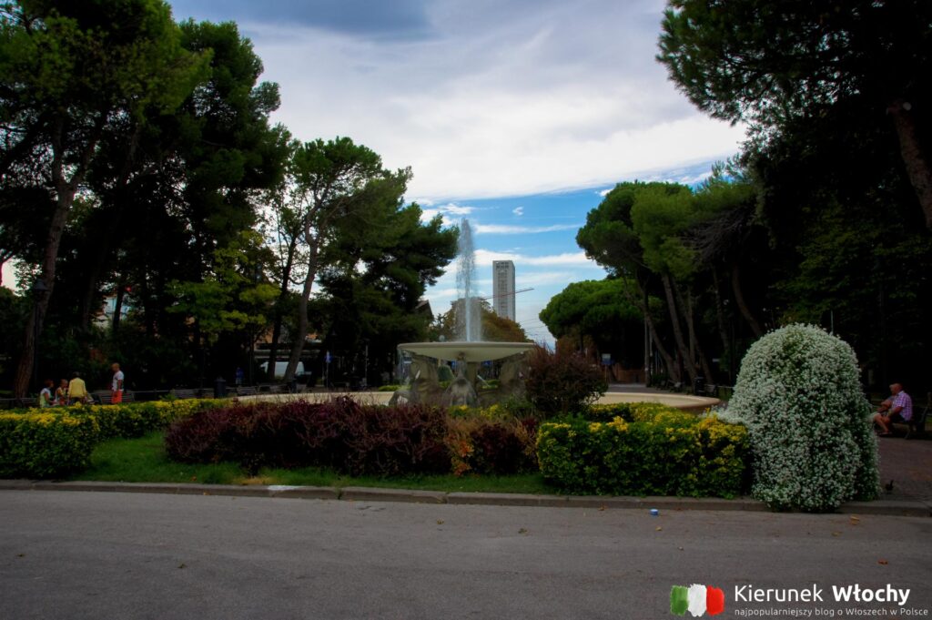 Piazzale Fellini, wraz z parkiem i fontanną czterech koni w Rimini, Włochy (fot. Łukasz Ropczyński, kierunekwlochy.pl)