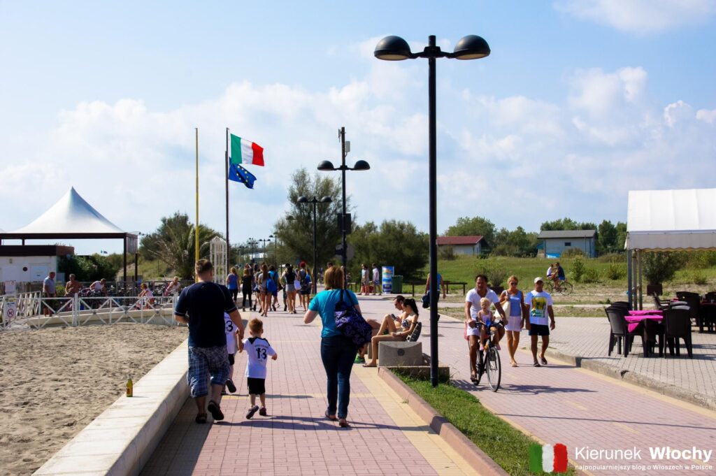 ścieżka rowerowa biegnąca wzdłuż plaży w Rosolina Mare, Włochy (fot. Łukasz Ropczyński, kierunekwlochy.pl)
