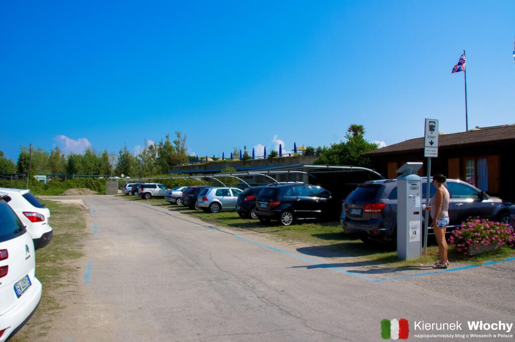 duży, płatny parking znajdujący się 50 m od miejskiej plaży i tuż obok basenu Piscina Europa w Rosolina Mare, Włochy (fot. Łukasz Ropczyński, kierunekwlochy.pl)