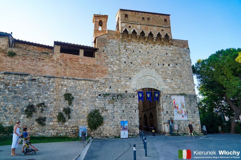 Porta San Giovanni czyli Brama św. Jana i zabytkowe mury obronne San Gimignano w Toskanii (fot. Łukasz Ropczyński, kierunekwlochy.pl)