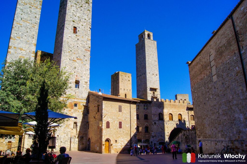 po lewej stronie widoczne są obydwie wieże Torri dei Salvucci, San Gimignano, Toskania, Włochy (fot. Łukasz Ropczyński, kierunekwlochy.pl)