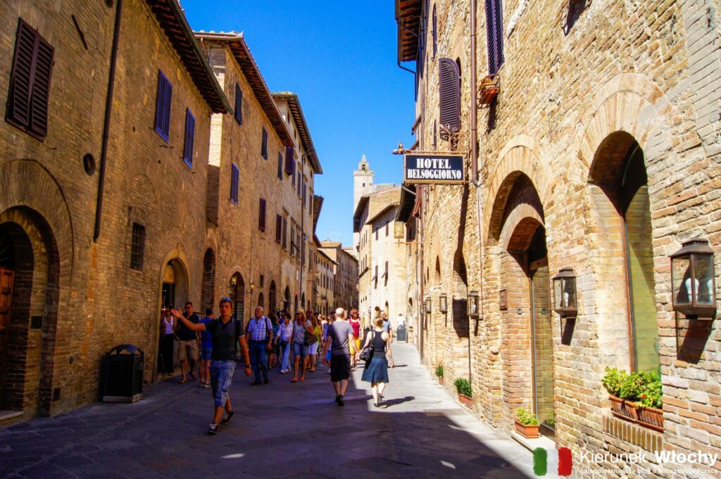 hotel Bel Soggiorno znajduje się przy głównej ulicy historycznego centrum San Gimignano (fot. Łukasz Ropczyński, kierunekwlochy.pl)