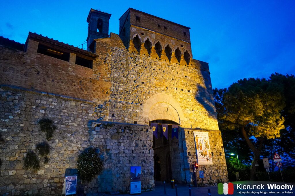 Porta San Giovanni nocą prezentuje się nieco tajemniczo, San Gimignano, Toskania, Włochy (fot. Łukasz Ropczyński, kierunekwlochy.pl)