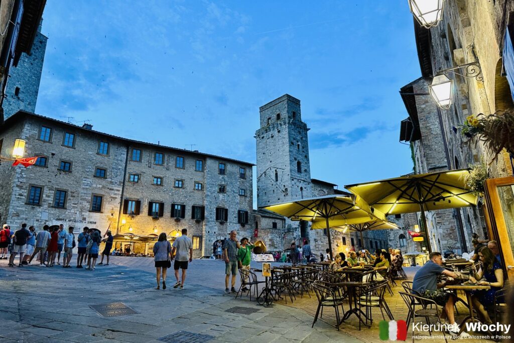 wieczór na Piazza della Cisterna, San Gimignano, Toskania, Włochy (fot. Łukasz Ropczyński, kierunekwlochy.pl)