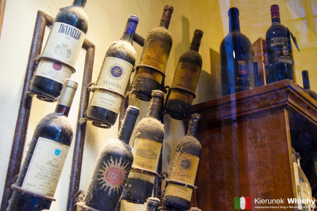 butelki z winem na witrynie jednego z wielu sklepików z lokalnymi produktami w San Gimignano (fot. Łukasz Ropczyński, kierunekwlochy.pl)