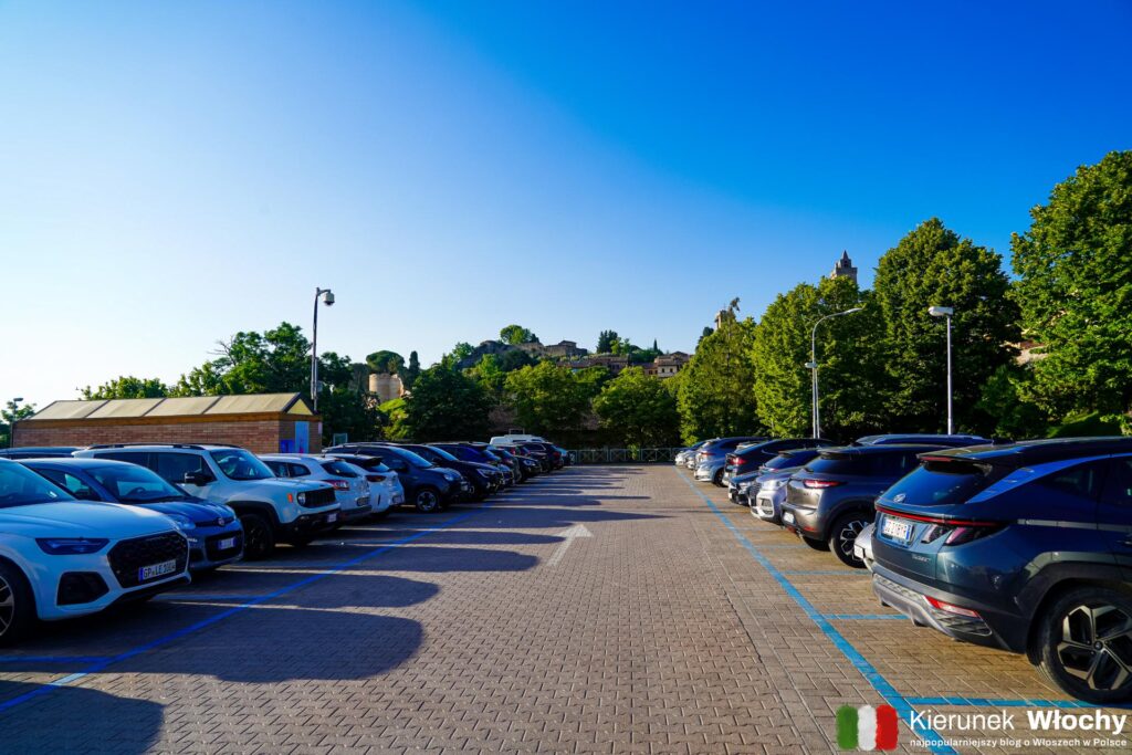 parking P2 San Gimignano, który znajduje się zaledwie 100 m od bramy historycznego centrum (fot. Łukasz Ropczyński, kierunekwlochy.pl)