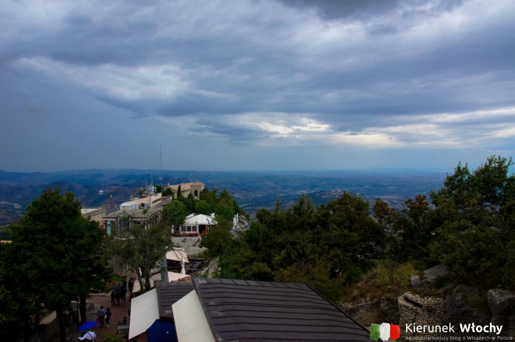 widok z góry Monte Titano na okolicę (fot. Łukasz Ropczyński, kierunekwlochy.pl)
