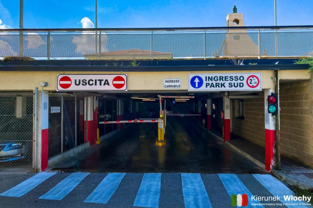 parking przy Piazza Guardia Costiera, tuż przy porcie i przy deptaku w San Vincenzo (fot. Łukasz Ropczyński, kierunekwlochy.pl)