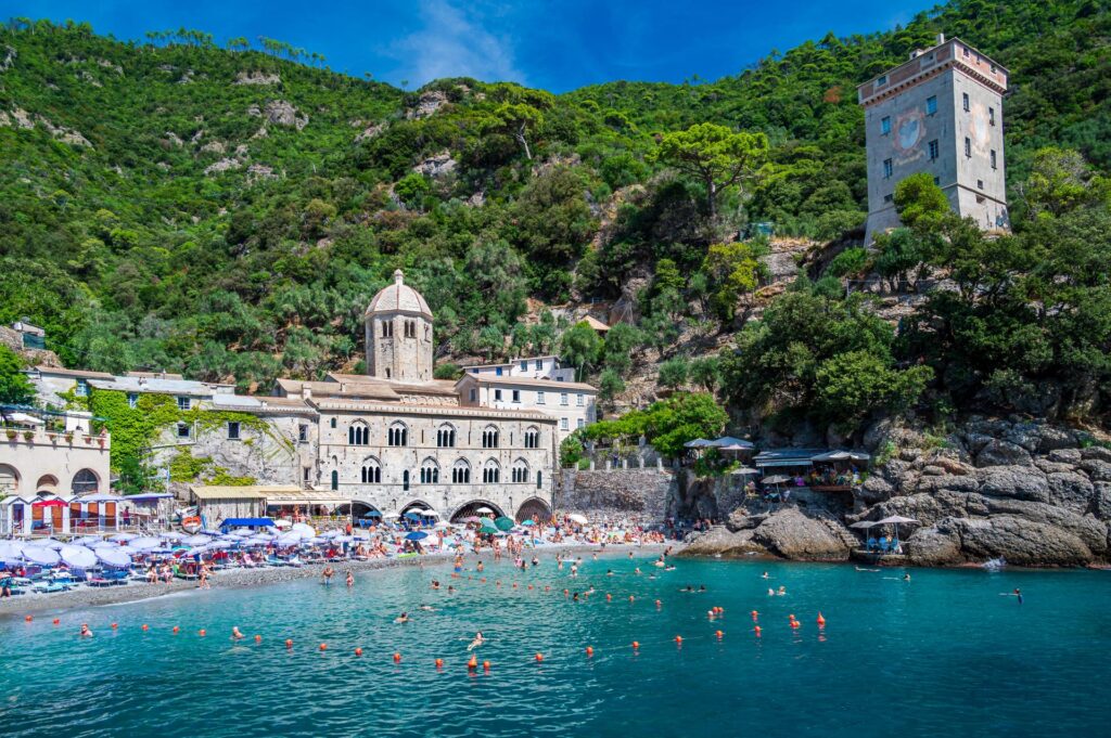 San Fruttuoso do którego można dopłynąć łodzią wycieczkową, Liguria, Włochy