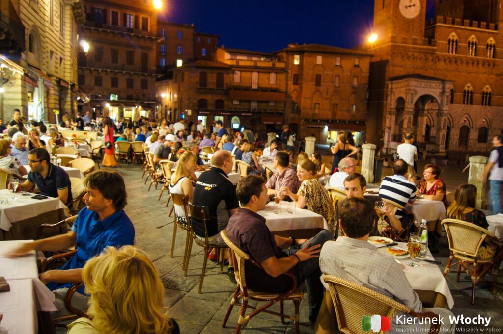 restauracje przy Piazza del Campo, Siena, Włochy (fot. Łukasz Ropczyński, kierunekwlochy.pl)