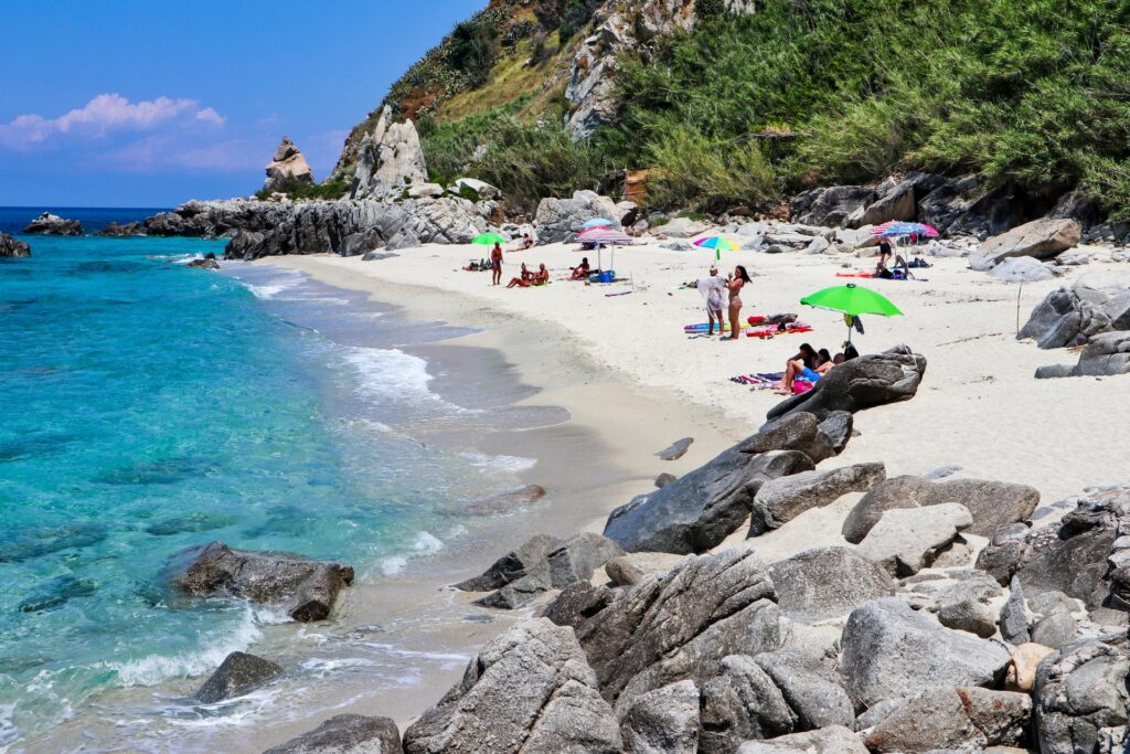 Spiaggia di Michelino w miejscowości Parghelia tuż obok Tropei, Kalabria, Włochy