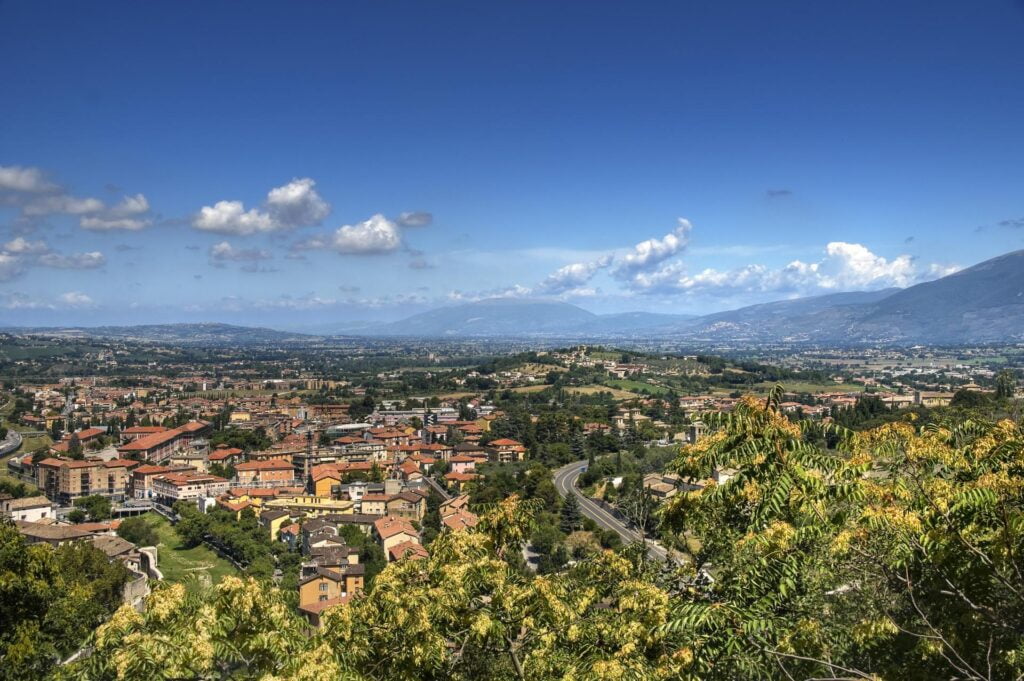 panorama Umbrii sfotografowana z punktu widokowego przy Via Gattaponi w Spoleto (fot. milla74)