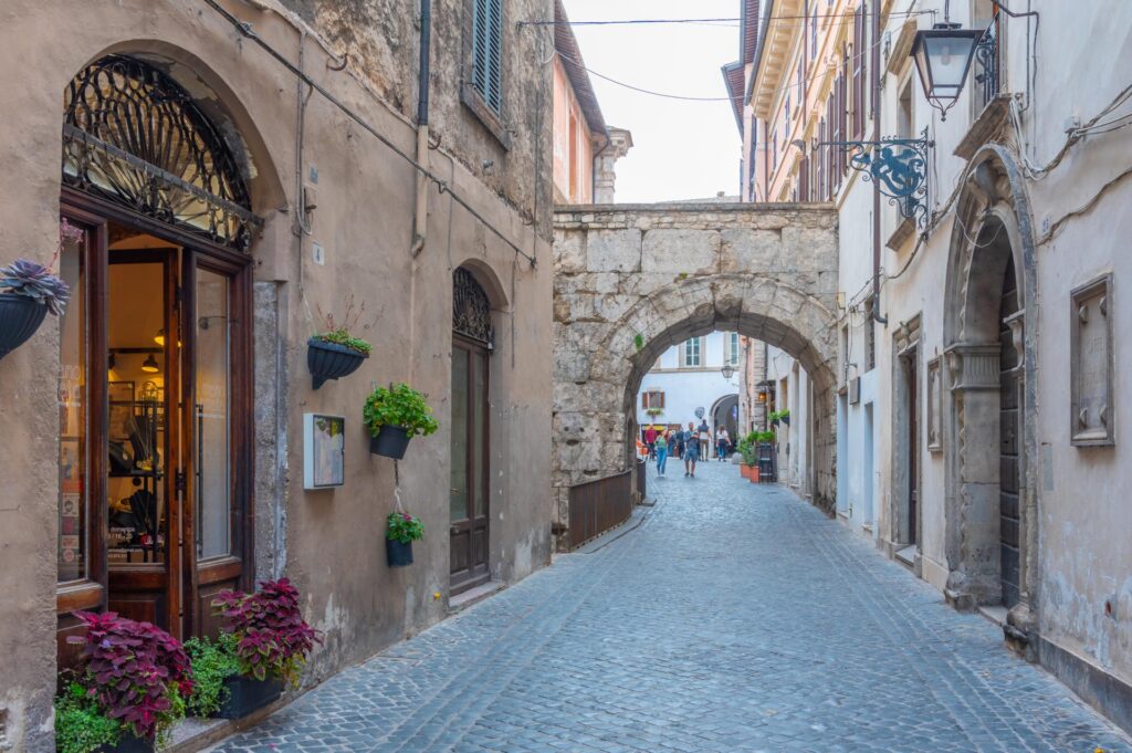 jedna z uliczek historycznego centrum Spoleto, Umbria, Włochy (fot. Dudlajzov)