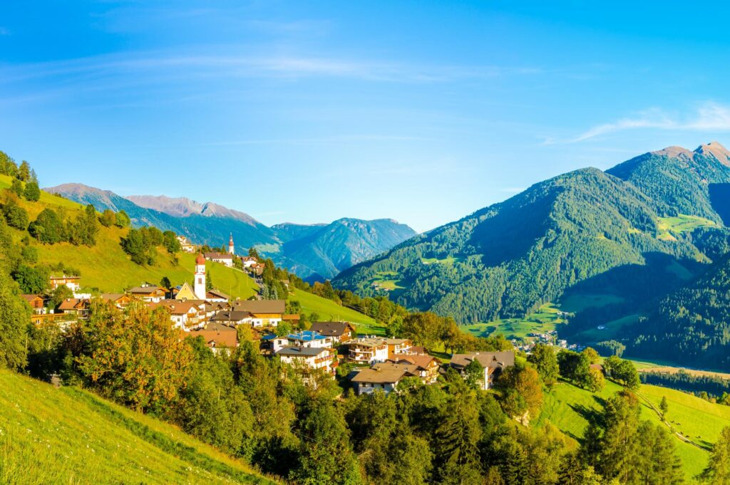 panoramiczny widok na wieś Telves, niespełna 4 km od centrum Sterzing / Vipiteno w Południowym Tyrolu
