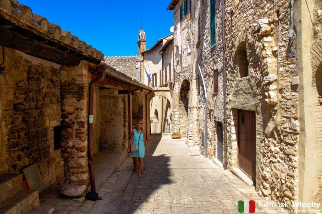 spacerując po historycznym centrum Stroncone, Umbria, Włochy (fot. Łukasz Ropczyński, kierunekwlochy.pl)