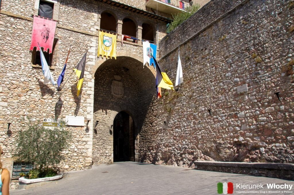 brama prowadząca do zabytkowego centrum Stroncone, Umbria, Włochy (fot. Łukasz Ropczyński, kierunekwlochy.pl)