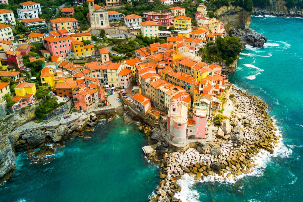 wąskie uliczki historycznego centrum Tellaro nazywane są tutaj "carruggi", Liguria, Włochy