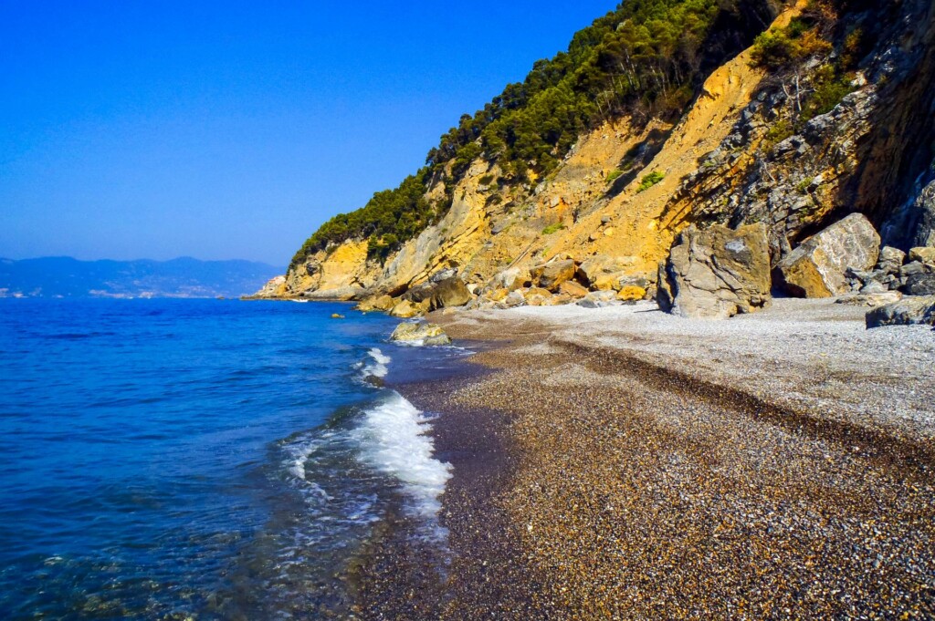plaża Groppolo (wł. Spiaggia del Groppolo) położona jest kilometr na południe od centrum Tellaro