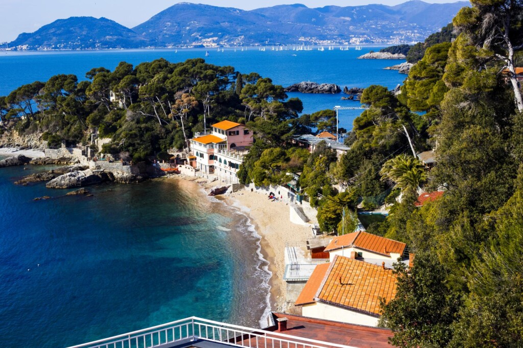 urokliwa plaża Fiascherino (wł. Spiaggia Fiascherino) znajduje się najbliżej centrum Tellaro, Liguria, Włochy