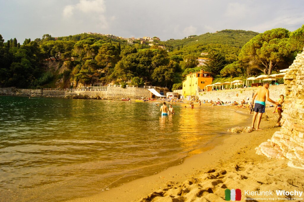 wczesny wieczór na plaża Bunker (wł. Spiaggia del Bunker) w Tellaro, Liguria, Włochy (fot. Łukasz Ropczyński, kierunekwlochy.pl)