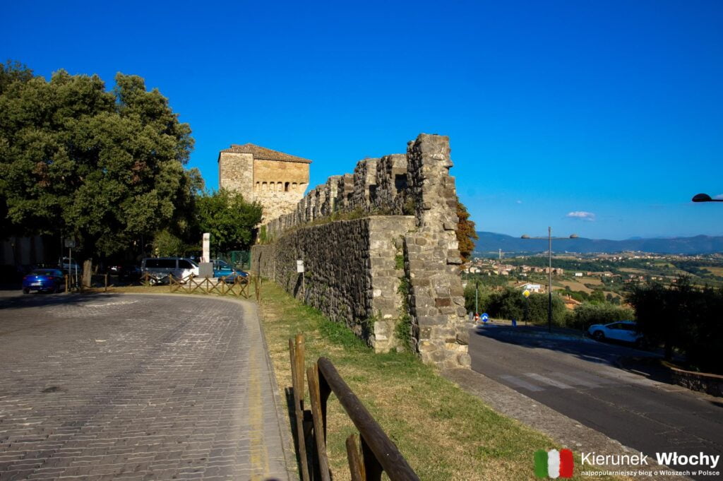 mury obronne miasta, a w oddali Torre Caetani, Todi, Umbria, Włochy (fot. Łukasz Ropczyński, kierunekwlochy.pl)