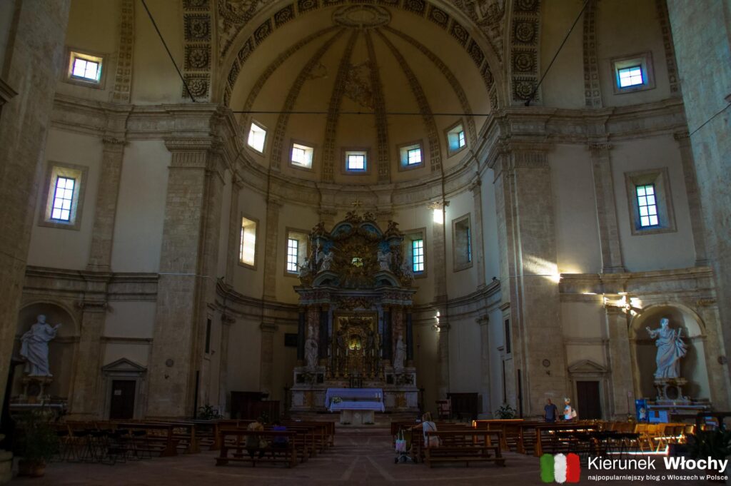 wnętrze kościoła Santa Maria della Consolazione w Todi, Umbria, Włochy (fot. Łukasz Ropczyński, kierunekwlochy.pl)