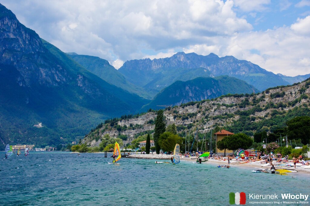 miejska plaża jest długa i niemal w całości bezpłatna, ponadto plaża otoczona jest malowniczymi górami (fot. Łukasz Ropczyński, kierunekwlochy.pl)