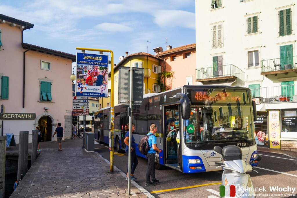 autobus linii 484 na przystanku w Torbole, jezioro Garda, Trydent, Włochy (fot. Łukasz Ropczyński, kierunekwlochy.pl)