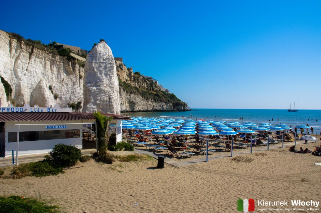 spiaggia di Castello, czyli plaża przy Pizzomunno w centrum Vieste, Włochy (fot. Łukasz Ropczyński, kierunekwlochy.pl)