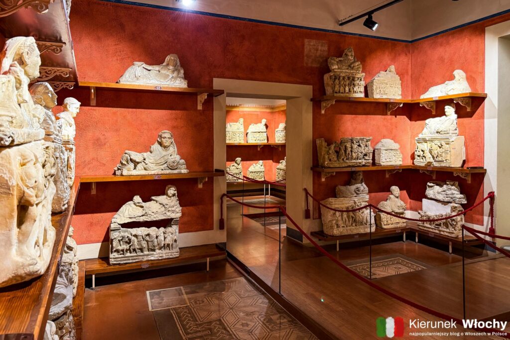 w Muzeum Etruskim Guarnacciego zgromadzona została największa kolekcja urn etruskich we Włoszech, Volterra, Toskania (fot. Łukasz Ropczyński, kierunekwlochy.pl)