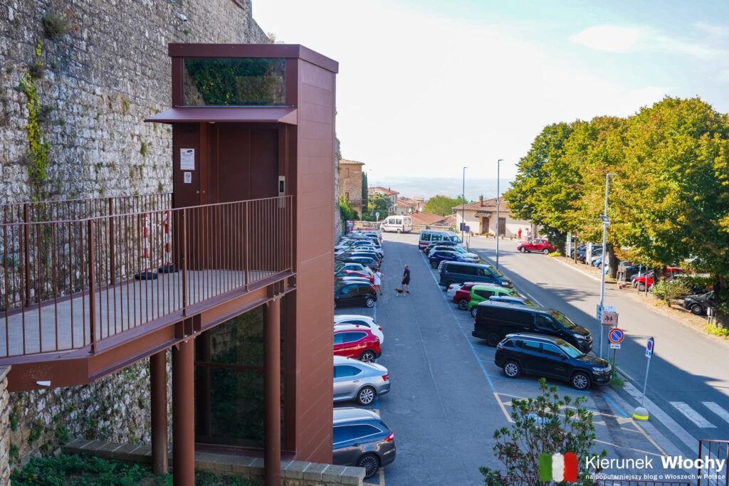 niewielki parking Gioconovo przy Viale Franco Porretti, Volterra, Toskania, Włochy (fot. Łukasz Ropczyński, kierunekwlochy.pl)