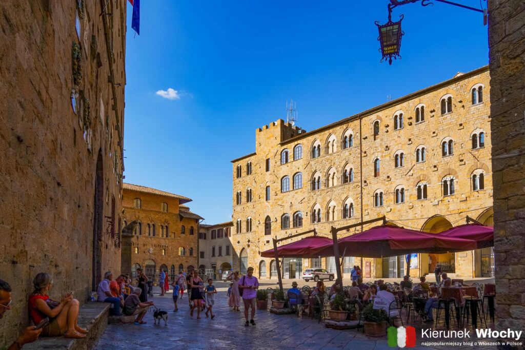 Piazza dei Priori, Volterra, Toskania, Włochy (fot. Łukasz Ropczyński, kierunekwlochy.pl)