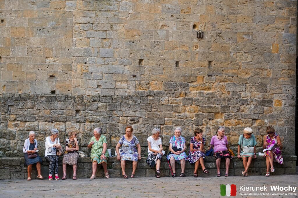 starsze mieszkanki, które codziennie spotykają się na Piazza dei Priori, Volterra, Toskania, Włochy (fot. Łukasz Ropczyński, kierunekwlochy.pl)