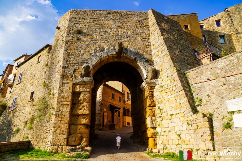 zabytkowa brama Porta all'Arco, Volterra, Toskania, Włochy (fot. Łukasz Ropczyński, kierunekwlochy.pl)