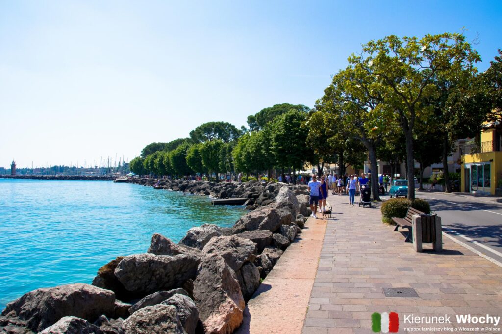 promenada w Desenzano del Garda, jezioro Garda, Włochy (fot. Łukasz Ropczyński, kierunekwlochy.pl)