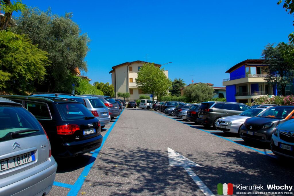 parking P17 przy Via B. Vighenzi w Desenzano del Garda (fot. Łukasz Ropczyński, kierunekwlochy.pl)