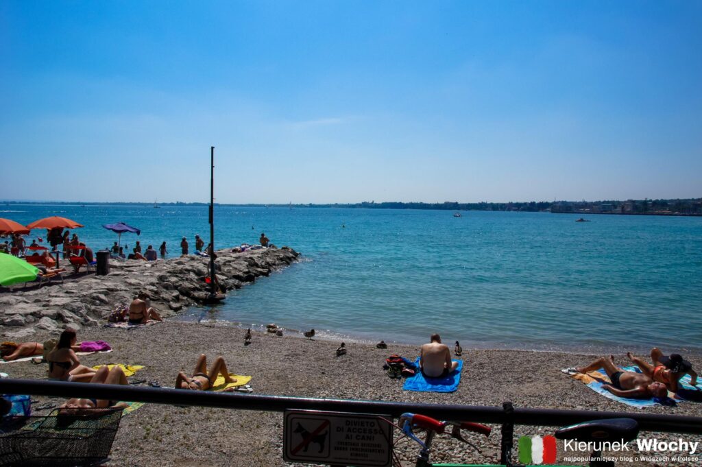 spiaggia "Desenzanino" w Desenzano del Garda, Lombardia, Włochy (fot. Łukasz Ropczyński, kierunekwlochy.pl)