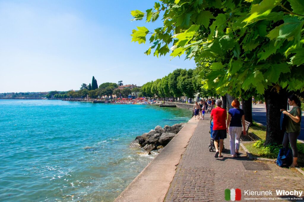 miejska promenada biegnąca wzdłuż brzegu jeziora Garda (fot. Łukasz Ropczyński, kierunekwlochy.pl)