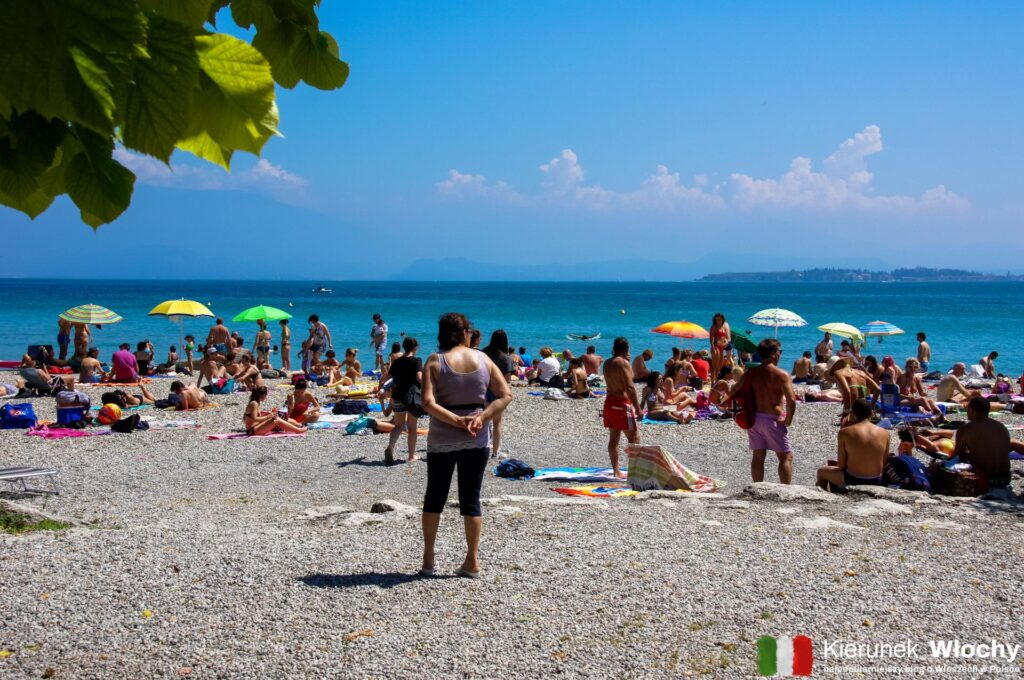 spiaggia "Desenzanino" w Desenzano del Garda, Lombardia, Włochy (fot. Łukasz Ropczyński, kierunekwlochy.pl)